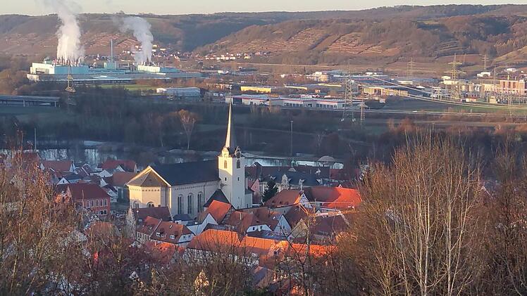 Gut aufgestellt ist die Stadt Eltmann im Blick auf Arbeitsplätze. Die Gewerbesteuereinnahmen sind in den letzten Jahren allerdings deutlich gesunken, trotz Erhöhung der Hebesätze. Bei der Haushaltssitzung des Stadtrates wurde das vor allem auf die großen Betriebe zurückgeführt. Hier ein Blick auf die Stadt und das jenseits des Mains liegende Industriegebiet von Eltmann. Foto: Sabine Weinbeer