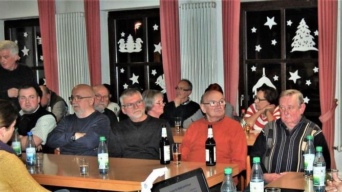 Anwohner diskutierten anschließend vor den ausgestellten Lageplänen.Sigismund von Dobschütz