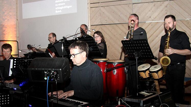 Die Band mit: Barbara Ganser (Flöte), Dieter Maischak (Bass), Klaus Ganser (Gitarre), Michael Schmidt (Saxophon/Percussion), Stefan Jung (Schlagzeug), Winfried Glück (Piano)  Foto: Richard Sänger