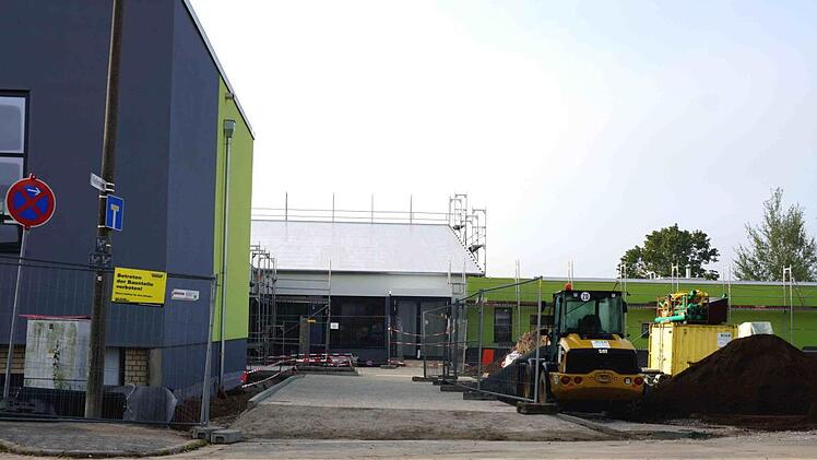 An den Außenanlagen der Schule laufen noch die Arbeiten.    Foto: Richard Sänger