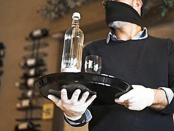 Kellner mit Mund-Nasen-Schutz: Die Gewerkschaft NGG will wissen, wie es Beschäftigten im Gastgewerbe unter Corona-Bedingungen geht - und hat dazu jetzt eine Branchenumfrage gestartet.  Foto: NGG