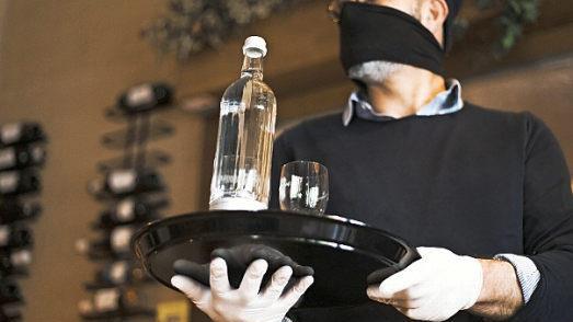 Kellner mit Mund-Nasen-Schutz: Die Gewerkschaft NGG will wissen, wie es Beschäftigten im Gastgewerbe unter Corona-Bedingungen geht - und hat dazu jetzt eine Branchenumfrage gestartet.  Foto: NGG