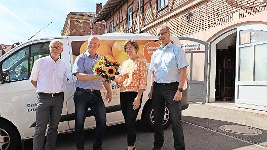 Bei der Tafel Erlangen wurde die Spende übergeben (v. l.): Markus Köhler (Vorstand der Diakonie Erlangen), Claus Göbel (Pressesprecher der Stadtwerke), Elke Bollmann (Leiterin der Erlanger Tafel) und Matthias Exner (Vorstandsvorsitzender der Erlan...