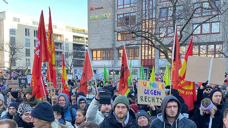 Groß-Demo vor AfD-Büro: Tausende gehen gegen Rechtsextremismus auf die Straße