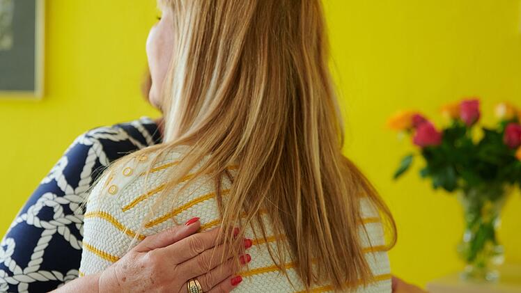 Zwei Frauen umarmen sich