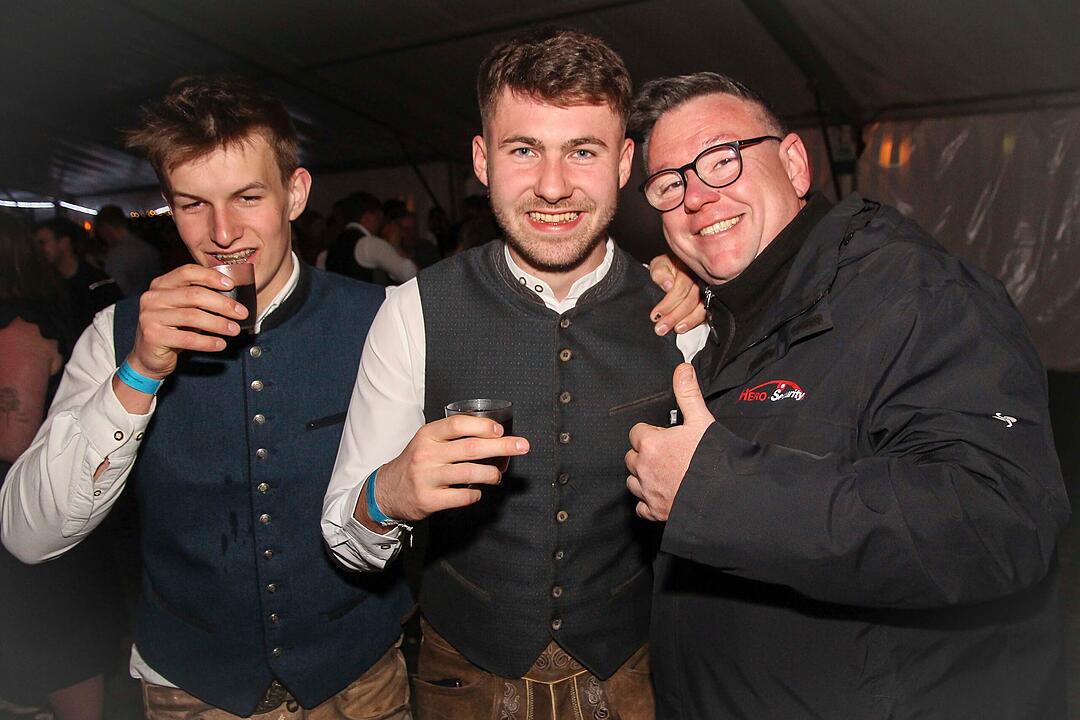 Dirndl vs. Lederhosen