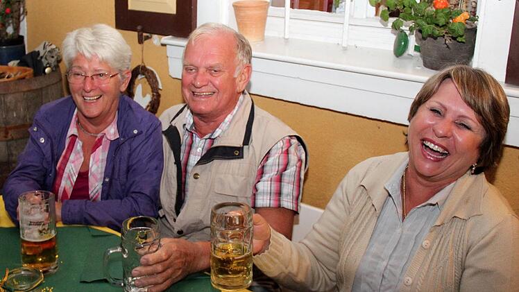Celi Lamb aus Braslilien (rechts) lacht herzhaft mit ihren Gasteltern Betty und Rudolf Oed  und trinkt mit ihnen auf die schöne Zeit.