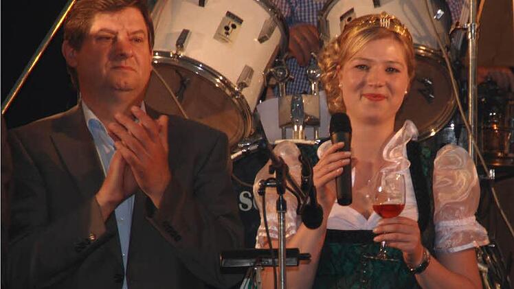 Weinbauvereinsvorsitzender Klaus Schilling und Weinprinzessin Sonja I. eröffnen das Pfingstweinfest in Seinsheim. Foto: G. Bauer