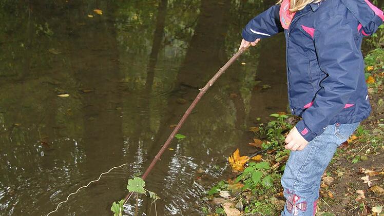 Maja Hempfling (6) lässt ihr selbst gebautes Schiff fahren. Aber nur mit Leine, denn sonst haut es ab.