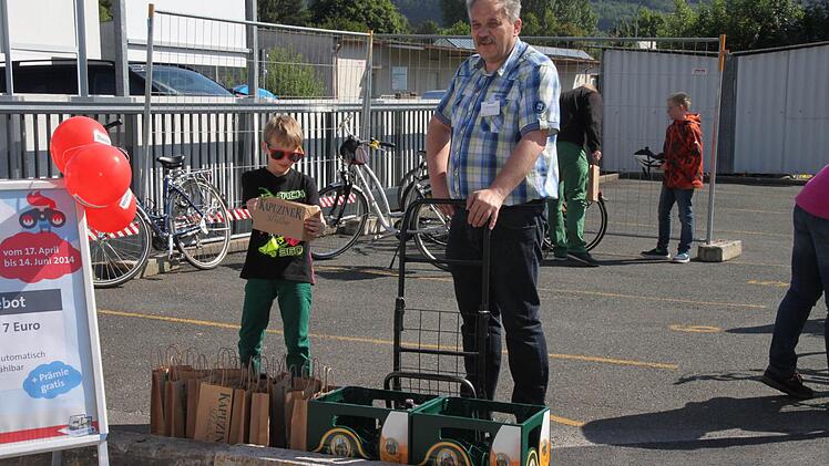 Die ersten Radler bekommen ein Radler. Foto: Jennifer Hauser