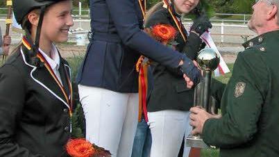 Springen LK 6: Pokal von Landrat Michael Busch für Sina Meyer (Meeder) mit Celine Fischer (links) und Eva Jugenheimer (rechts).