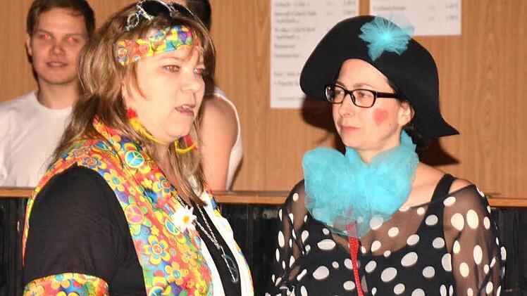Hoch ging es beim Weiberfasching in Ermershausen zu. Links Alexandra Eiring vom Vorstand der Ermetzia und Michaela Pötsch.