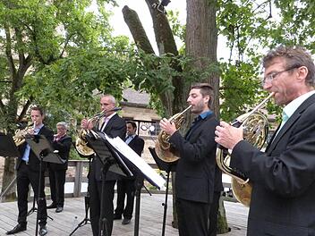Die Hornisten des Bayreuther Festspielorchesters bei ihrem Konzert im Wernsteiner Schlosshof. Foto: Werner Rei&szlig;aus