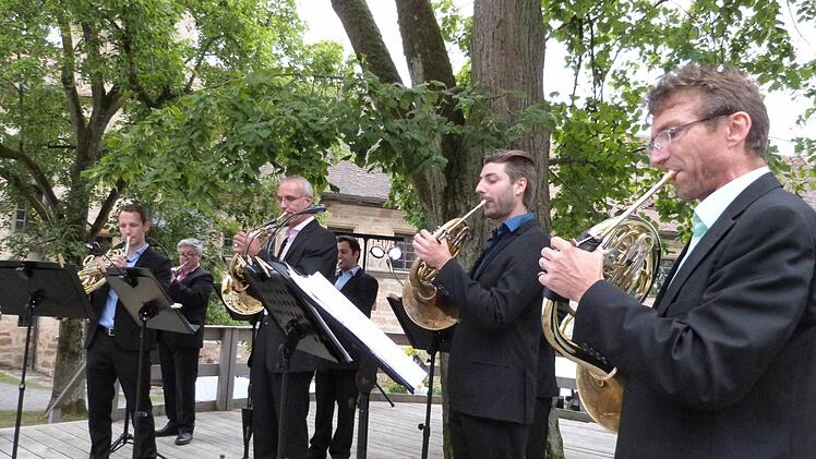 Die Hornisten des Bayreuther Festspielorchesters bei ihrem Konzert im Wernsteiner Schlosshof. Foto: Werner Rei&szlig;aus
