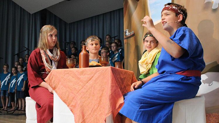 Im Kreise seiner glücklichen Familie ahnt der vater nicht, dass sich sein Los dramatisch ändern wird.