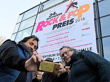 Band-Selfie vor der berühmten Siegerlandhalle (links im Bild Udo Langer, rechts Drummer Andi Herold) Foto: Markus Häggberg