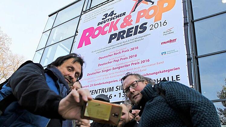 Band-Selfie vor der berühmten Siegerlandhalle (links im Bild Udo Langer, rechts Drummer Andi Herold) Foto: Markus Häggberg