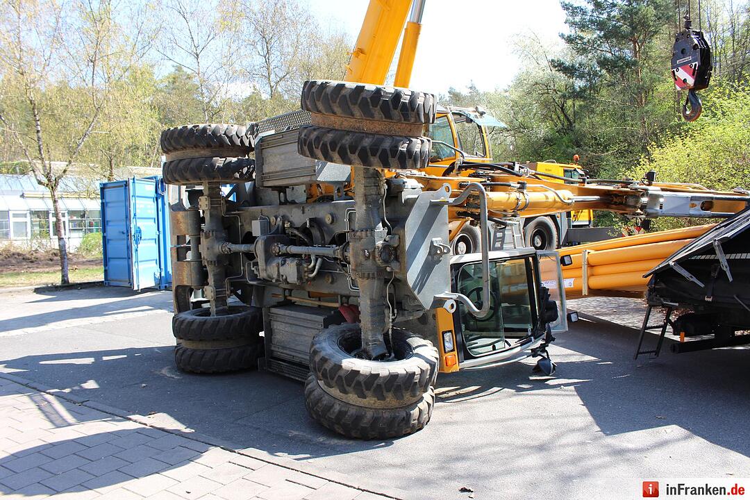 Erlangen: Bagger kippt auf Unigelände um