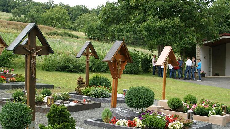 Die einheitlichen Holzkreuze sind das Besondere am Dippacher Friedhof. Dies soll auch an den Urnengräbern fortgeführt werden. Foto: Sabine Weinbeer