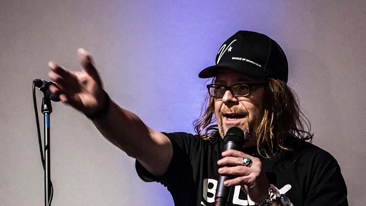 Der New Yorker Pop-Art-Künstler Billy The Artist lockte gemeinsam mit Alex dem Sprayer zahlreiche Besucher in die alte Pakethalle in Coburg. Foto: Jochen Berger