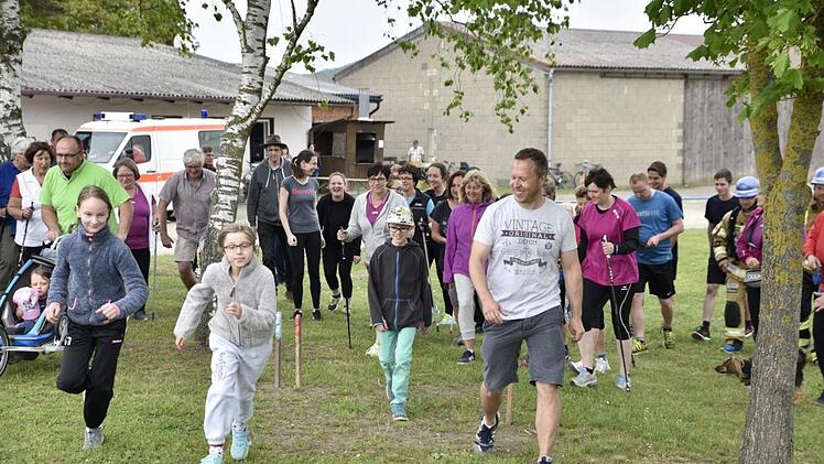 Rund 60 Sportler, Läufer und Geher aller Altersstufen nahmen am dritten St. Georgslauf in Hellingen teil. Alt und Jung machte sich gemeinsam auf die unterschiedlich langen Strecken.Gerold Snater