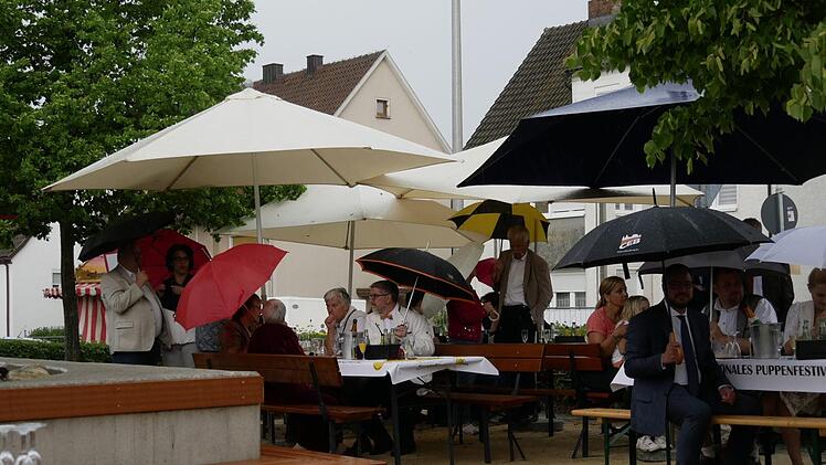Festgäste mit dem treuen Begleiter, dem Regenschirm... Foto: Manja von Nida