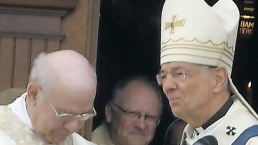 Erzbischof Ludwig Schick (r.) ehrt Wilhelm Mahlmeister.  Foto: privat