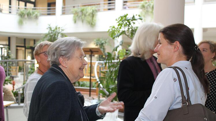 Die Gäste diskutierten über die Bilder. Foto: Carmen Schwind