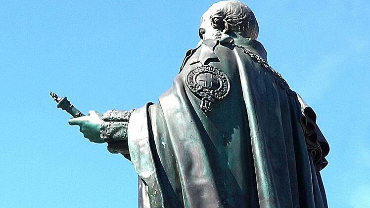 Ein  Team der Hochschule Coburg scannt das Denkmal von Prinz Albert auf dem Marktplatz.Foto: Jochen Berger