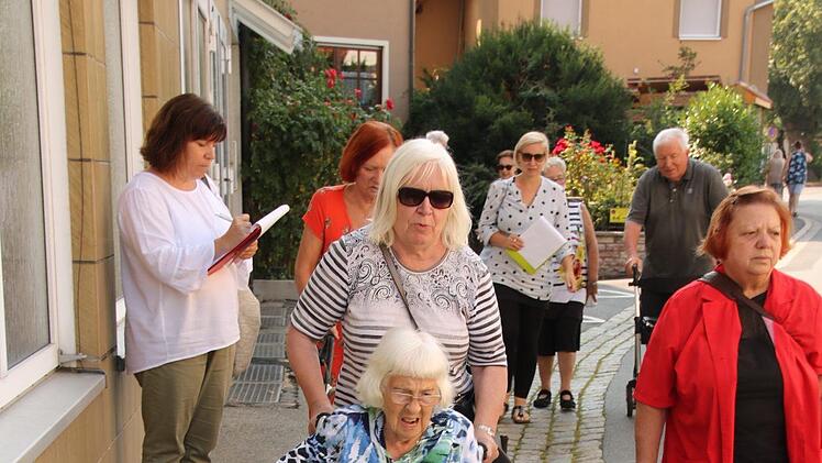 Abschüssiger Bürgersteig in der Victor-von-Scheffel-Straße Foto: Matthias Einwag