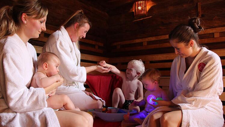 Kuschelatmosphäre in der Forchheimer Eventsauna: Während der zweijährige Pepe den Eisbrunnen räubert, genießen Kathrin mit ihrem Sohn Henry, Nadine Hemme (Babysauna-Fachfrau), Katharina und Mia die wohltuende Wärme.