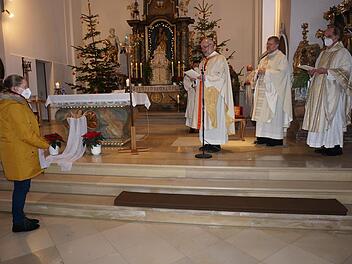 Pastoralreferentin Anja May wurde von Pfarrer Armin Haas zur Koordinatorin des Pastoralen Raums Bad Brückenau ernannt.   Mit im Bild Generalvikar Dr. Jürgen Vorndran und Pfarrer Hans Thurn.