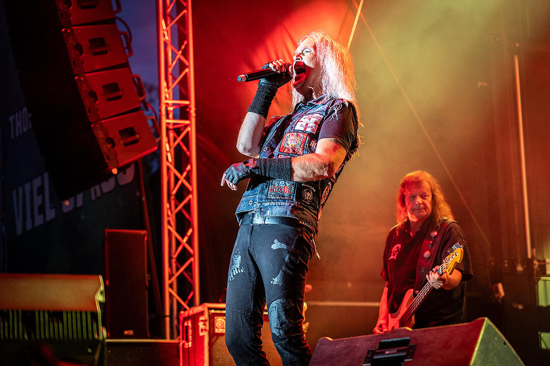 An die 2000 Besucher feierten die Rockmusik!
