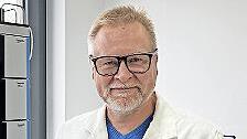 Wieland Voigt, Gr&uuml;nder und CEO der VOC-Advanced Breath Diagnostics GmbH, zeigt seine neueste Erfindung, den Imo-Test.