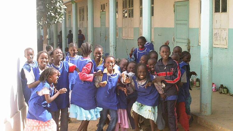 Kinder in der Schule, die unterstützt wird.