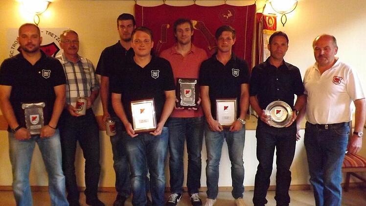 Die für 100 und mehr Spiele geehrten Spieler des SC TT zusammen mit Vorsitzendem Reinhold Sußmann (rechts).