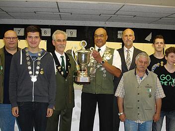 Von links nach rechts: Uwe Waldner, Benjamin Bayer, Alfred Meisner, Bernardo Hart, Schützenkommissar Kay Blankenburg, Werner Fuchsstadt, Julian Leuchs, Daniel Webel.  Foto: Wachenbrönner
