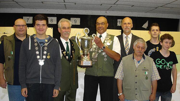 Von links nach rechts: Uwe Waldner, Benjamin Bayer, Alfred Meisner, Bernardo Hart, Schützenkommissar Kay Blankenburg, Werner Fuchsstadt, Julian Leuchs, Daniel Webel.  Foto: Wachenbrönner