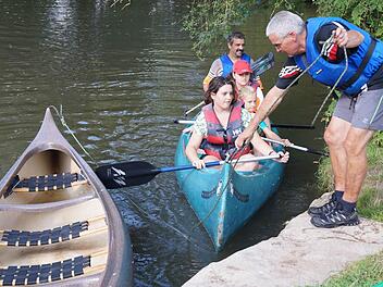 Claus Schmitt nimmt ein Kanu in Empfang. Im Boot Reiner Betz mit Töchtern. Foto: privat