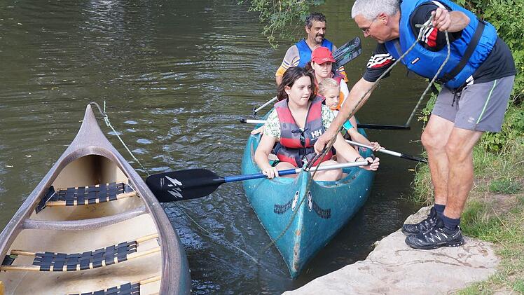 Claus Schmitt nimmt ein Kanu in Empfang. Im Boot Reiner Betz mit Töchtern. Foto: privat