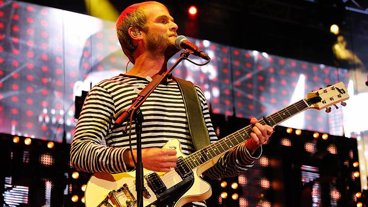 Sportfreunde Stiller feiern mit 9500 Fans auf dem Coburger Schlossplatz. Foto: Matthias Hoch