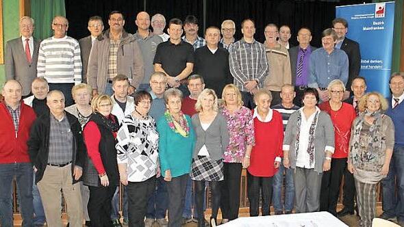 Für 25 und 40 Jahre Treue zur IG BCE wurden diese Mitglieder geehrt. Mit im Bild: DGB-Regionsführer Mathias Eckardt, Gewerkschaftssekretär Christian Egner, Bürgermeister Klaus Löffler (rechts) und Altlandrat Heinz Köhler (hinten links), der für 40 Jahre geehrt wurde Fotos: Veronika Schadeck