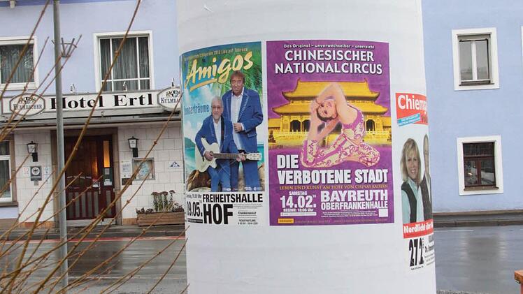 Auch beim Hotel Ertl ist eine Litfaßsäule zu finden. Foto: Jürgen Gärtner