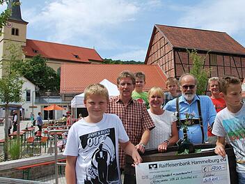 Scheckübergabe: Unser Foto zeigt (von links) Lewin Schmitt, den stellvertretenden Vorsitzenden Joachim Eyrich, Leo Seufert, Christine Meier-Reichel, Luis Weingart, Vorsitzenden August Weingart, Trainer Johannes Halbig und Jannis Tremer.  Foto: Norbert Schmitt