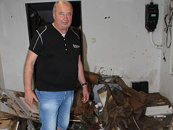 Heinz Wanderer nach dem Hochwasser 2014 im Keller seines Anwesens in Hegnabrunn. Foto: Jürgen Gärtner
