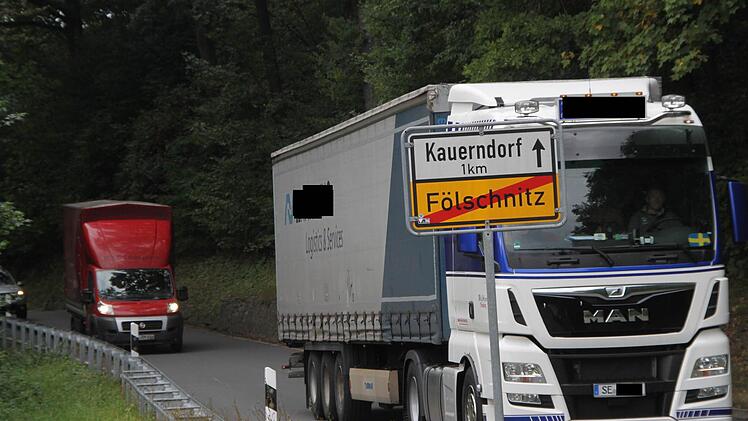 Die Umleitung führt auch durch die Passage am Main von Kauerndorf nach Fölschnitz. Nicht nur dort kann es im Begegnungsverkehr mit großem Lkw eng werden. Foto: Jürgen Gärtner