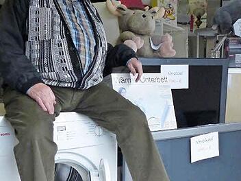 Auf und neben seiner Ware: Wolfgang Seyfried in seinem Laden in Trossenfurt, den er jetzt mit einem Abverkauf aufgeben muss  Foto: Klaus Schmitt