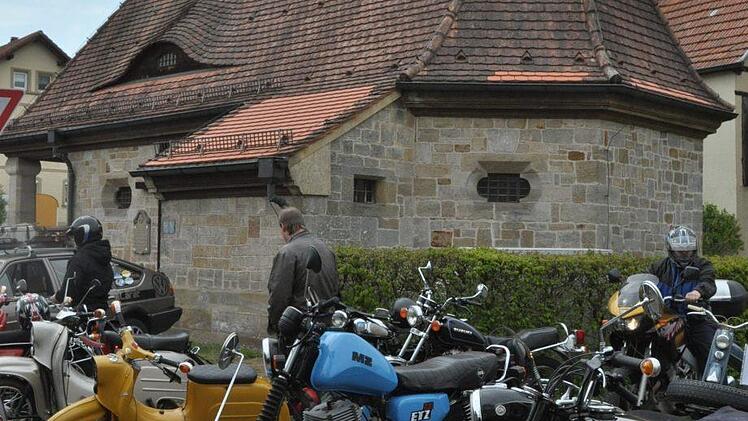Einige der Motorräder sind so alt wie die Kirche im Hintergrund aus dem Jahr 1929.