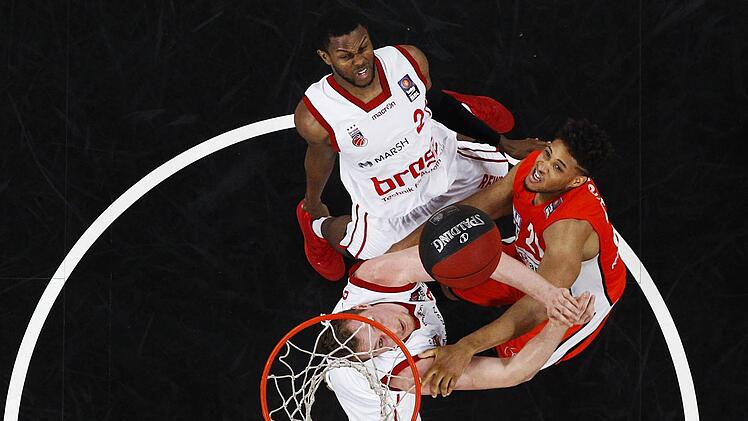 Rebound-Wettstreit: Leon Radosevic (vorn, bleibt in Bamberg), Darius Miller (hinten, Abgang aus Bamberg m&ouml;glich) und Augustine Rubit (r., kommt wohl aus Ulm nach Bamberg) Foto: Daniel L&ouml;b