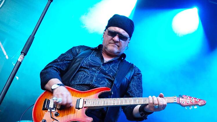 Impressionen vom Tambacher Sommer: Rund 1500 begeisterte Fans im ausverkauften Tambacher Schloss erlebten den Auftritt der Ersten Allgemeinen Verunsicherung. Foto: Jochen Berger